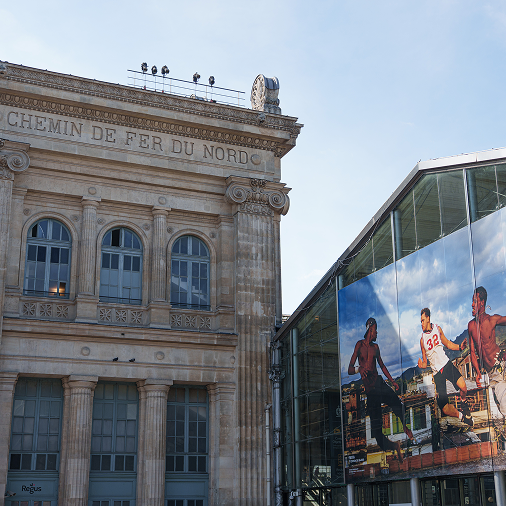 L'image montre Paris Gare du Nord et sa grande verrière sur laquelle se dévoile une photographie XXL. On y voit trois jeunes danser.