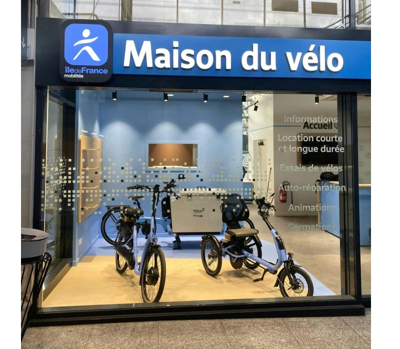 Devanture de la Maison du vélo Île-de-France Mobilités en gare de Maisons-Alfort, vélos électriques et cargo exposés en vitrine